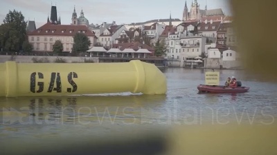 Scene from Praga, Greenpeace protesta sotto il castello del doppio vertice europeo