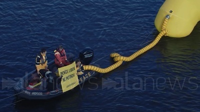 Scene from Praga, Greenpeace protesta sotto il castello del doppio vertice europeo