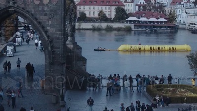 Scene from Praga, Greenpeace protesta sotto il castello del doppio vertice europeo