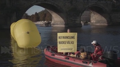 Scene from Praga, Greenpeace protesta sotto il castello del doppio vertice europeo