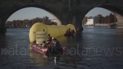 Scene from Praga, Greenpeace protesta sotto il castello del doppio vertice europeo