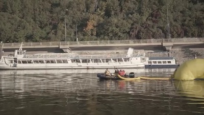 Scene from Praga, Greenpeace protesta sotto il castello del doppio vertice europeo