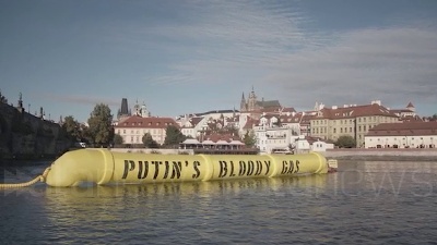 Scene from Praga, Greenpeace protesta sotto il castello del doppio vertice europeo