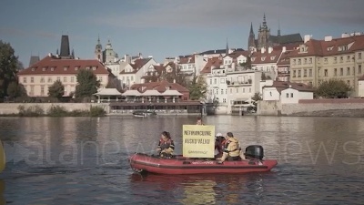 Scene from Praga, Greenpeace protesta sotto il castello del doppio vertice europeo