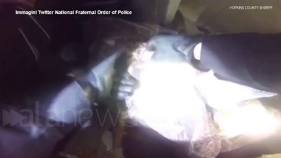 Scene from Tornado in Kentucky, il salvataggio di due bambini illesi dalle macerie della casa distrutta