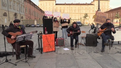 Scene from Scuola, popolo anti dad torna in piazza a Torino: "Governo fa solo false promesse"