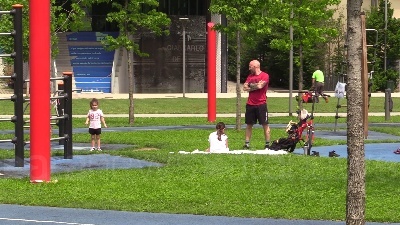 Scene from Fase 2, mascherine e distanziamento: i bimbi tornano nei parchi di Milano
