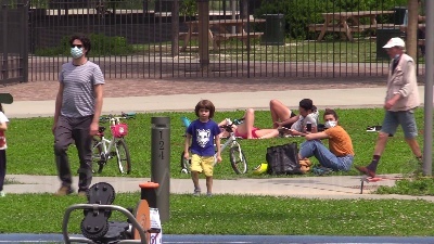 Scene from Fase 2, mascherine e distanziamento: i bimbi tornano nei parchi di Milano