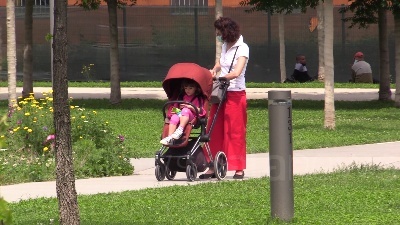 Scene from Fase 2, mascherine e distanziamento: i bimbi tornano nei parchi di Milano