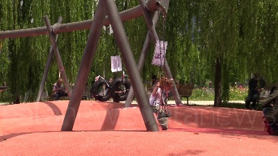 Scene from Fase 2, mascherine e distanziamento: i bimbi tornano nei parchi di Milano