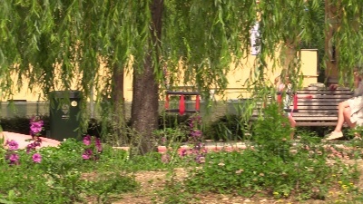 Scene from Fase 2, mascherine e distanziamento: i bimbi tornano nei parchi di Milano