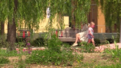 Scene from Fase 2, mascherine e distanziamento: i bimbi tornano nei parchi di Milano