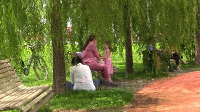 Scene from Fase 2, mascherine e distanziamento: i bimbi tornano nei parchi di Milano