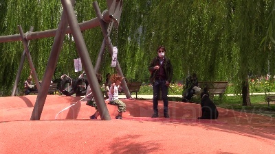 Scene from Fase 2, mascherine e distanziamento: i bimbi tornano nei parchi di Milano