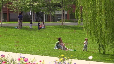 Scene from Fase 2, mascherine e distanziamento: i bimbi tornano nei parchi di Milano