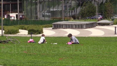 Scene from Fase 2, mascherine e distanziamento: i bimbi tornano nei parchi di Milano