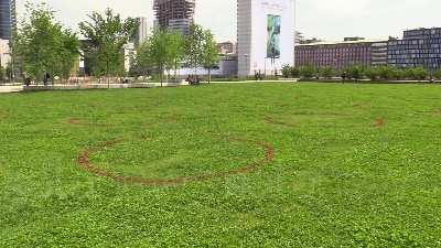 Scene from Fase 2, mascherine e distanziamento: i bimbi tornano nei parchi di Milano