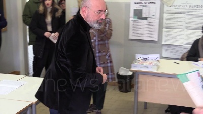 Scene from Regionali, Bonaccini nella cabina elettorale: "Ci resto mezzora"