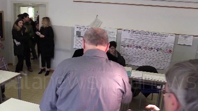 Scene from Regionali, Bonaccini nella cabina elettorale: "Ci resto mezzora"