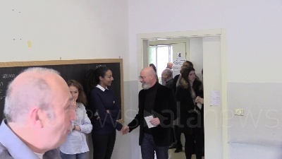 Scene from Regionali, Bonaccini nella cabina elettorale: "Ci resto mezzora"