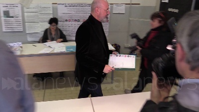 Scene from Regionali, Bonaccini nella cabina elettorale: "Ci resto mezzora"