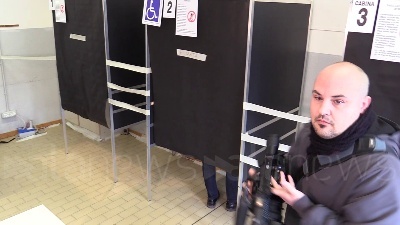 Scene from Regionali, Bonaccini nella cabina elettorale: "Ci resto mezzora"