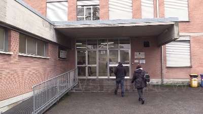 Scene from Regionali, Bonaccini nella cabina elettorale: "Ci resto mezzora"