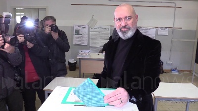 Scene from Regionali, Bonaccini nella cabina elettorale: "Ci resto mezzora"