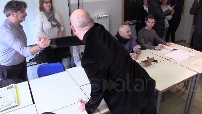 Scene from Regionali, Bonaccini nella cabina elettorale: "Ci resto mezzora"