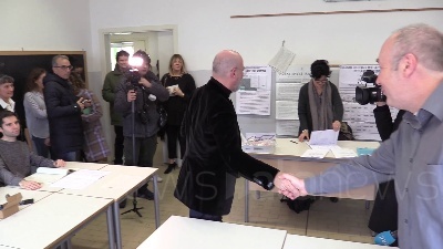 Scene from Regionali, Bonaccini nella cabina elettorale: "Ci resto mezzora"