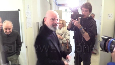 Scene from Regionali, Bonaccini nella cabina elettorale: "Ci resto mezzora"