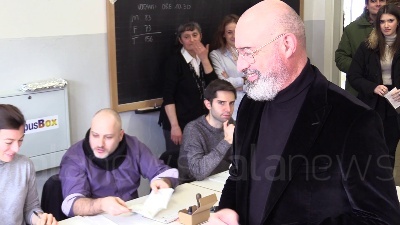 Scene from Regionali, Bonaccini nella cabina elettorale: "Ci resto mezzora"