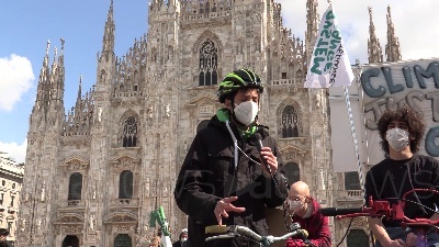 Scene from Milano, Bike Strike di Fridays for Future in Duomo: "Basta false promesse"