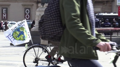 Scene from Milano, Bike Strike di Fridays for Future in Duomo: "Basta false promesse"