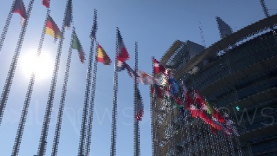 Scene from Berlusconi, Bandiera Italiana e Ue a mezz'asta al Parlamento europeo