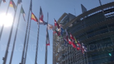 Scene from Berlusconi, Bandiera Italiana e Ue a mezz'asta al Parlamento europeo