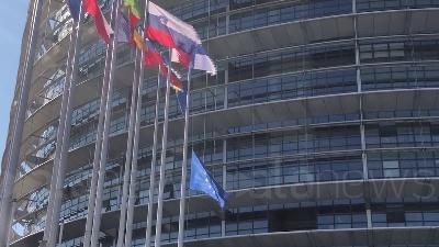 Scene from Berlusconi, Bandiera Italiana e Ue a mezz'asta al Parlamento europeo