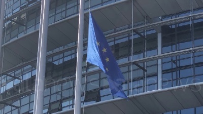Scene from Berlusconi, Bandiera Italiana e Ue a mezz'asta al Parlamento europeo