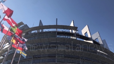 Scene from Berlusconi, Bandiera Italiana e Ue a mezz'asta al Parlamento europeo