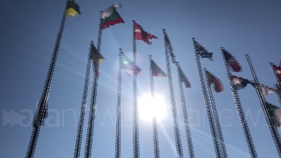 Scene from Berlusconi, Bandiera Italiana e Ue a mezz'asta al Parlamento europeo