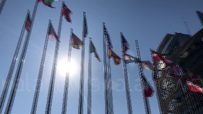 Scene from Berlusconi, Bandiera Italiana e Ue a mezz'asta al Parlamento europeo