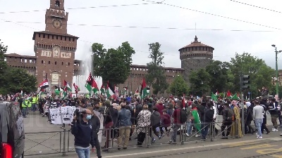 Scene from Milano, centinaia di palestinesi manifestano davanti al Castello