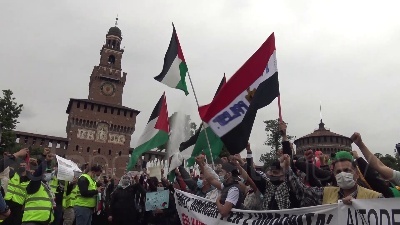 Scene from Milano, centinaia di palestinesi manifestano davanti al Castello
