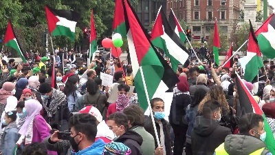 Scene from Milano, centinaia di palestinesi manifestano davanti al Castello