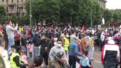 Scene from Milano, centinaia di palestinesi manifestano davanti al Castello