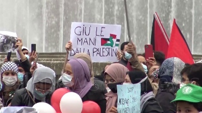 Scene from Milano, centinaia di palestinesi manifestano davanti al Castello