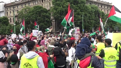Scene from Milano, centinaia di palestinesi manifestano davanti al Castello