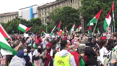 Scene from Milano, centinaia di palestinesi manifestano davanti al Castello
