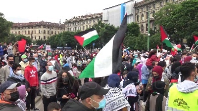 Scene from Milano, centinaia di palestinesi manifestano davanti al Castello