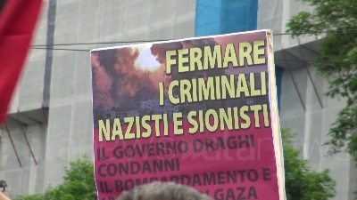 Scene from Milano, centinaia di palestinesi manifestano davanti al Castello